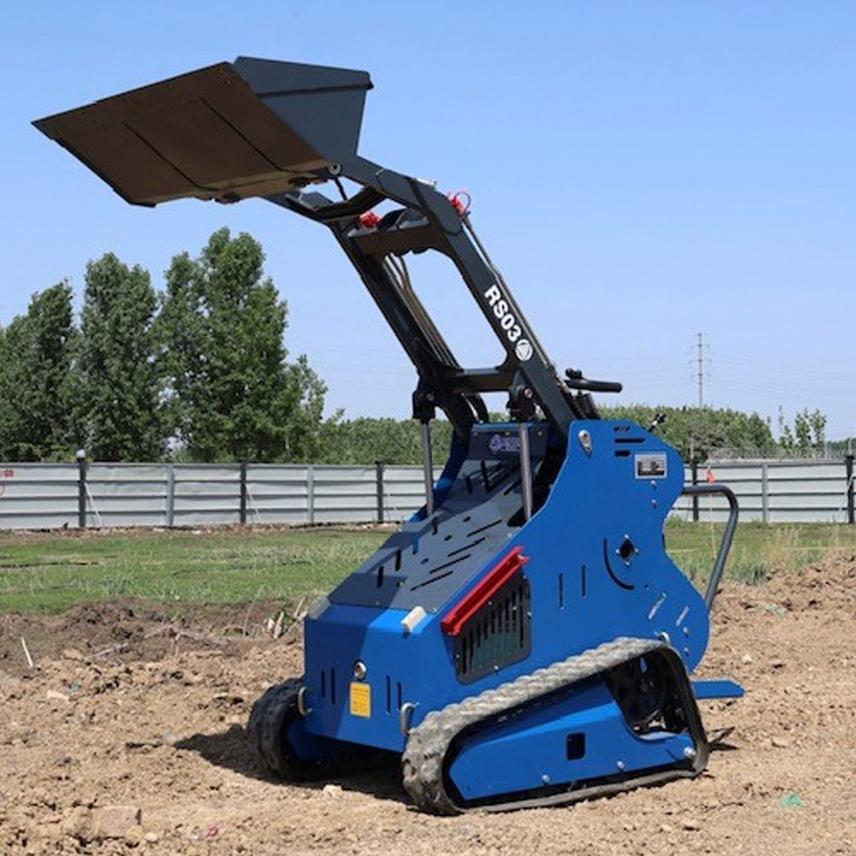 Mini chargeuse RIPPA RS03 avec godet levé sur chantier