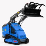 Chargeur compact RIPPA RS06 sur chenilles équipé d’un godet crocodile relevé